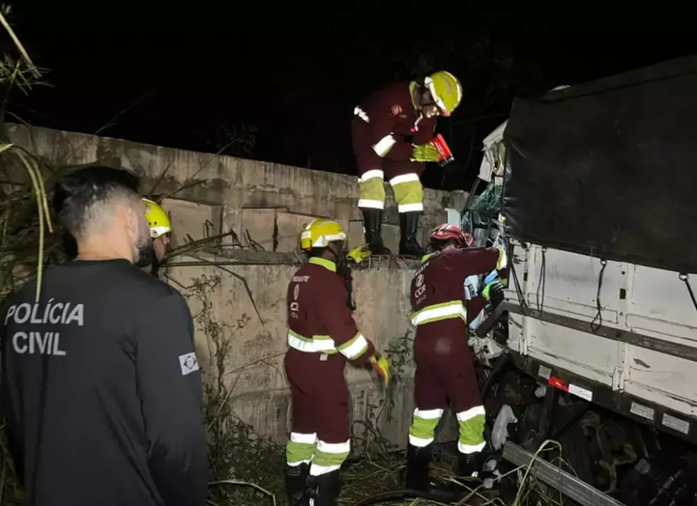 Equipes dos bombeiros fizeram a retirada da v&iacute;tima. (Foto: Sidney Assis/Imagem cedida)