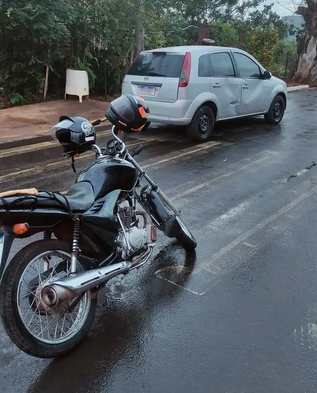 Moto e carro envolvidos no acidente. Foto: Voc&ecirc; Rep&oacute;rter / WhatsApp reda&ccedil;&atilde;o Veja Folha