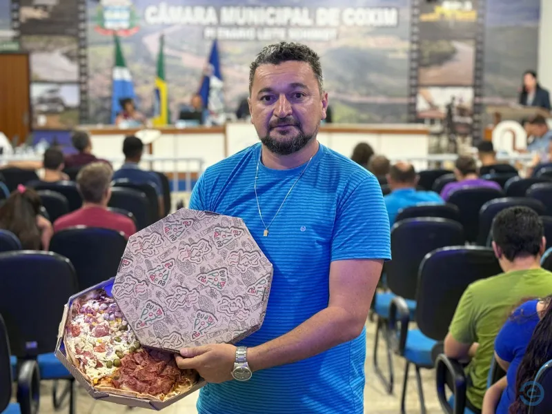 Denunciante chegou à Casa de Leis com uma pizza de dois sabores (Foto: Sheila Forato)