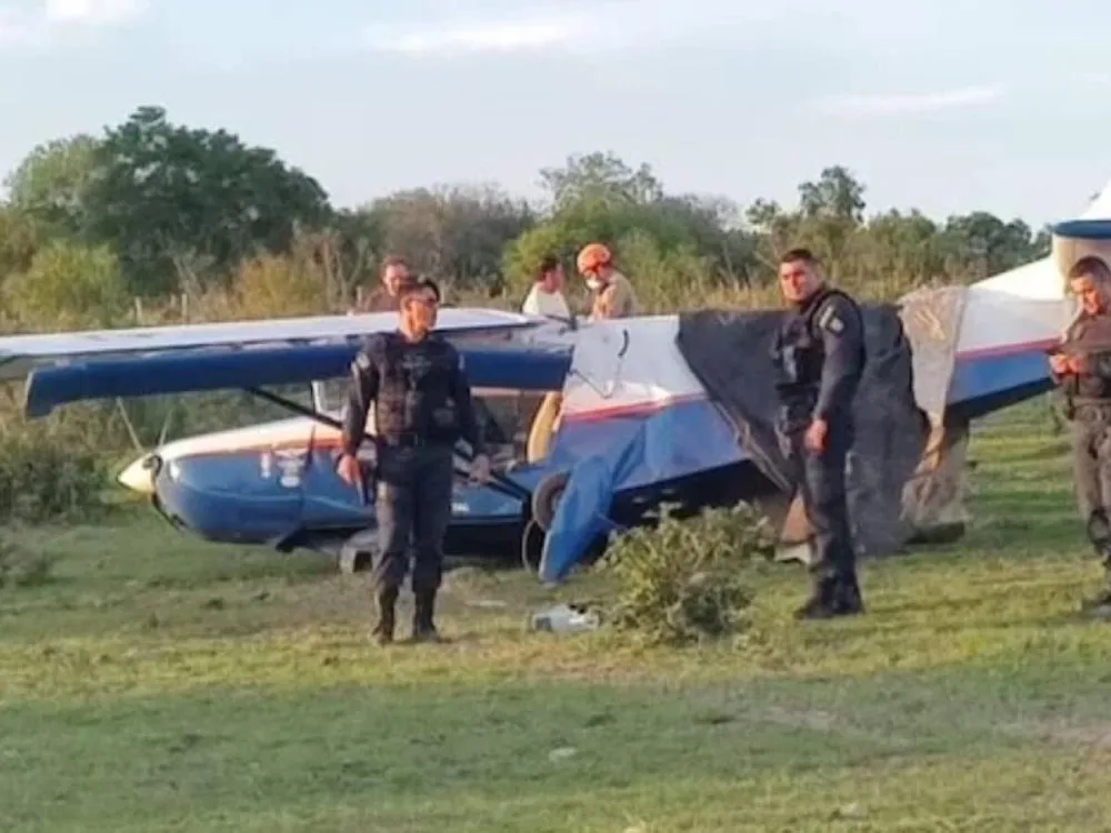 Avião que fazia propaganda para circo, cai “de bico” em chácara de Bela Vista