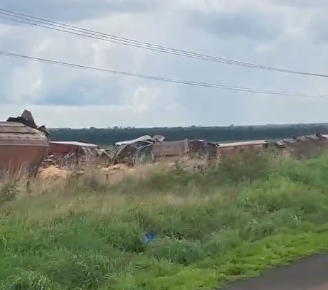 Trem descarrilha e deixa mais de dez vagões tombados em Costa Rica