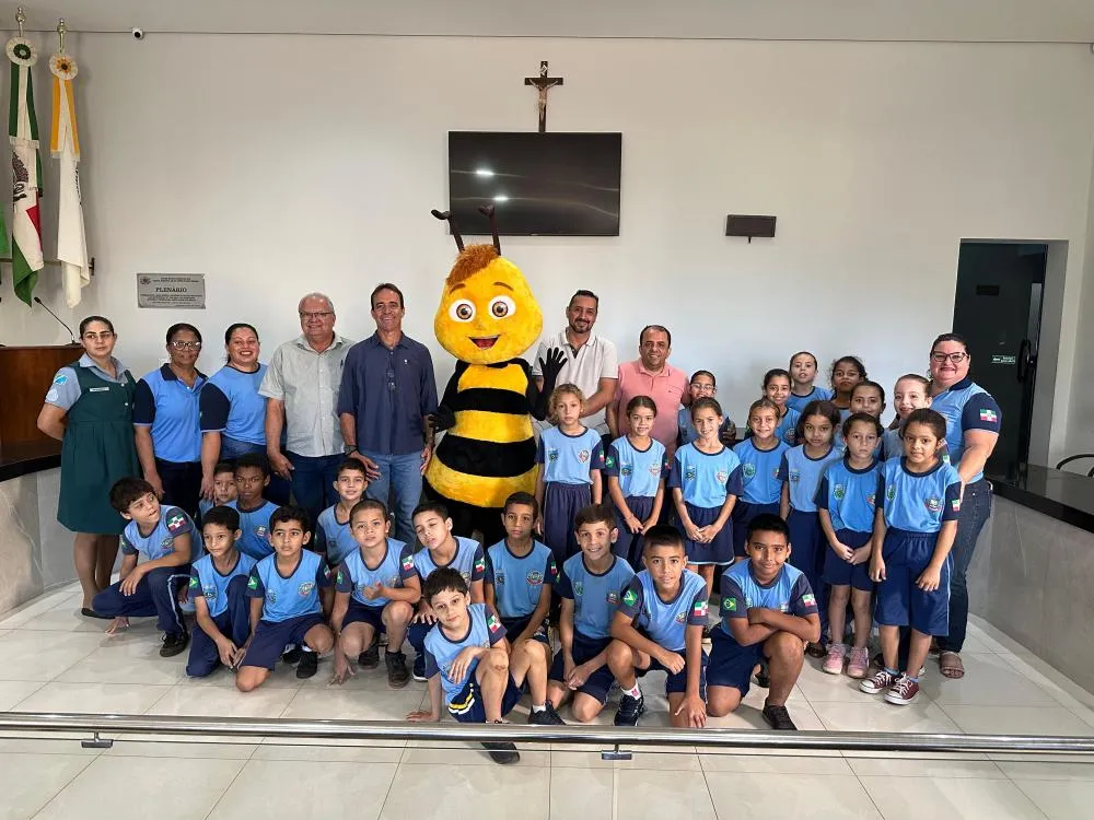 Vereador Robinho e demais vereadores recebem alunos da Escola Cívico-Militar Aurelino Ataíde de Brito em visita educativa à Câmara Municipal