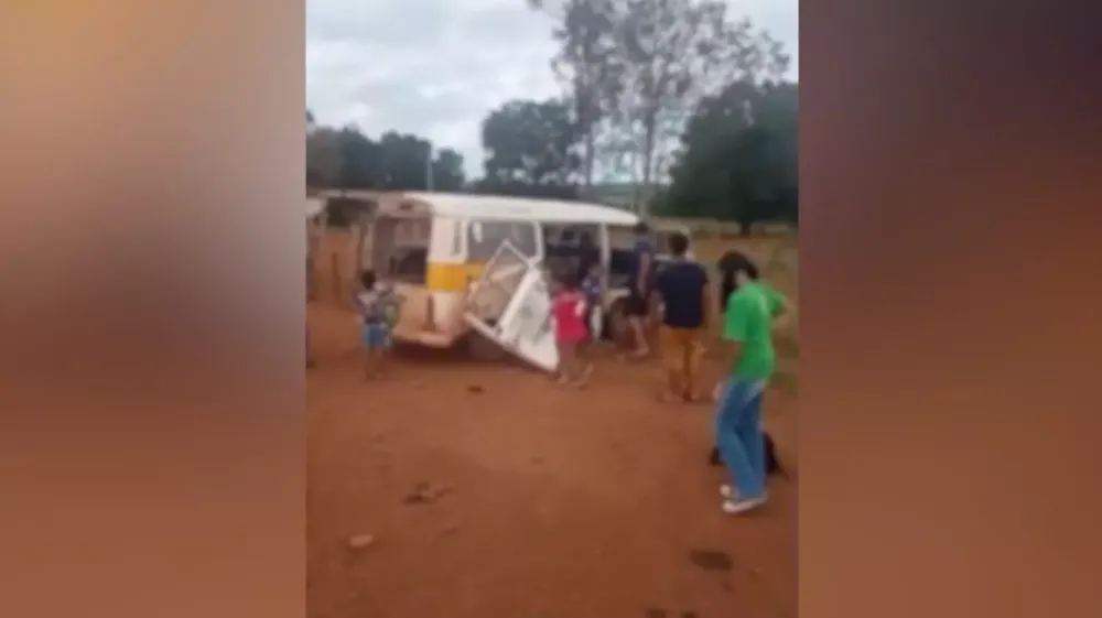 Motorista de Kombi escolar perde controle da direção, bate em cerca e aluno fica ferido