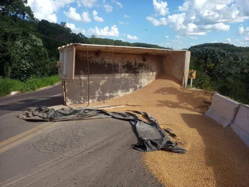 Caminhão tomba após perder o freio em serra na MS-430, entre São Gabriel e Rio Negro