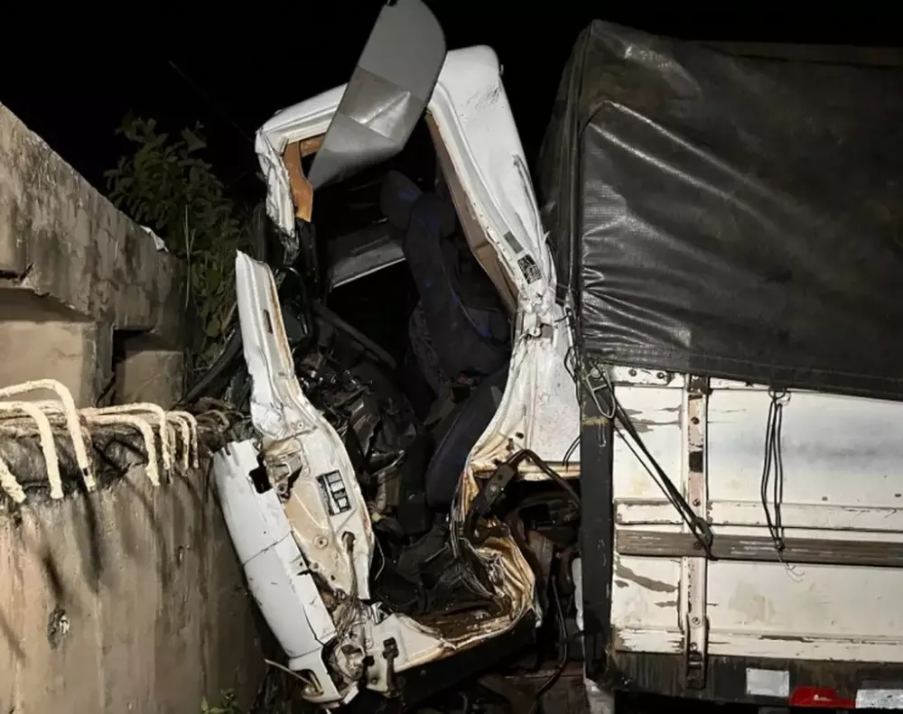 Caminhoneiro perde controle, bate em ponte inacabada e morre na BR-163
