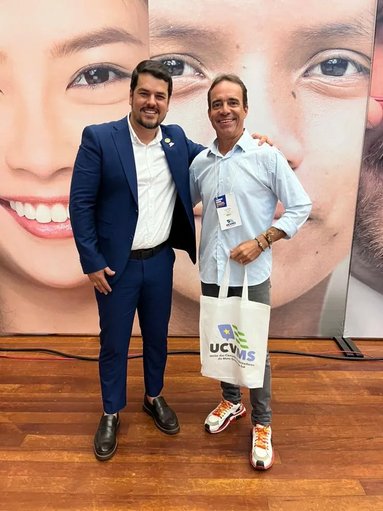 Presidente da Câmara de Rio Verde, Flávio Brito, participa do I Congresso Estadual da UCVMS ao lado de vereadores do município