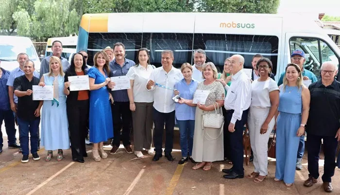 Nelsinho e Tereza entregam vans com acessibilidade; São Gabriel do Oeste vai receber veículo