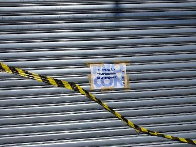 Após vistoria, 5 lojas são lacradas por vender calçados falsificados