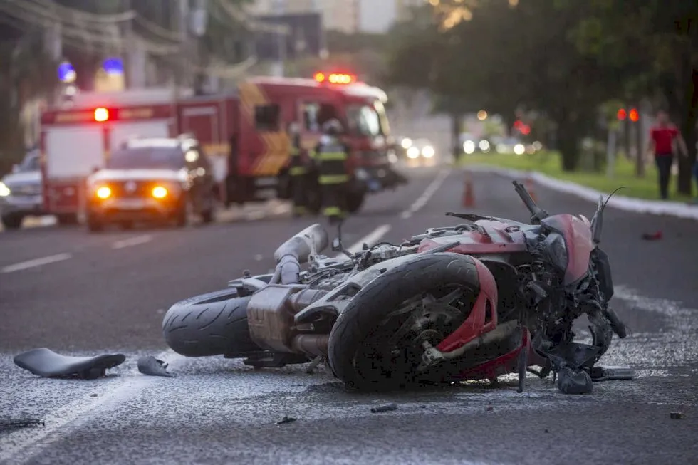 Moto bate em 3 carros, pega fogo e casal fica gravemente ferido na Afonso Pena