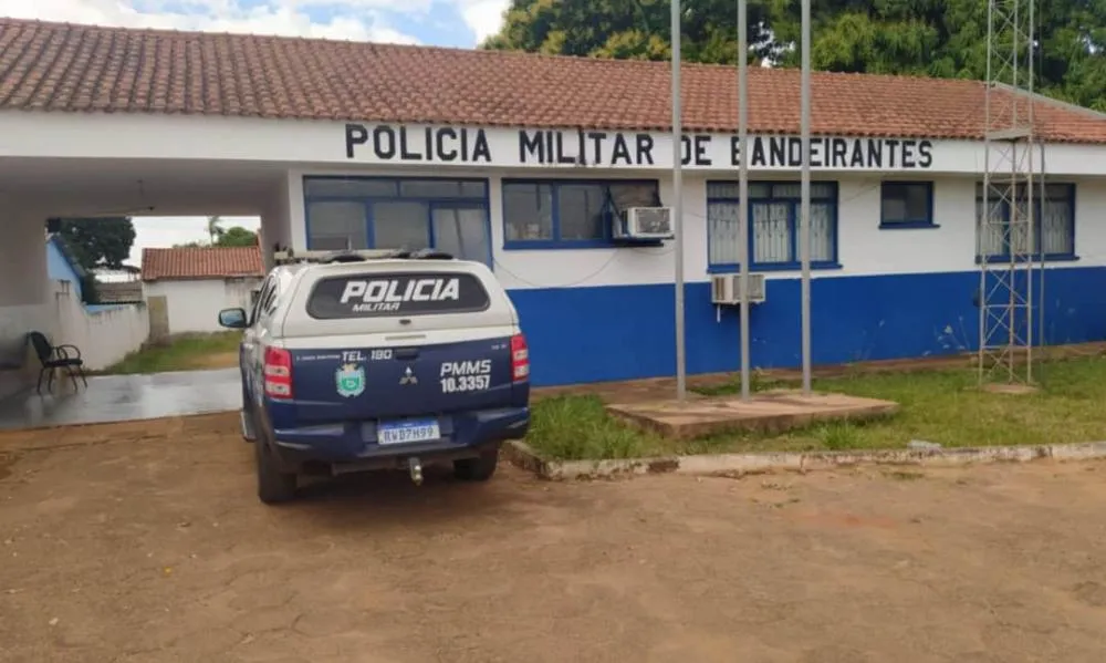 Homem é detido com droga e placa de sinalização arrancada no centro de Bandeirantes