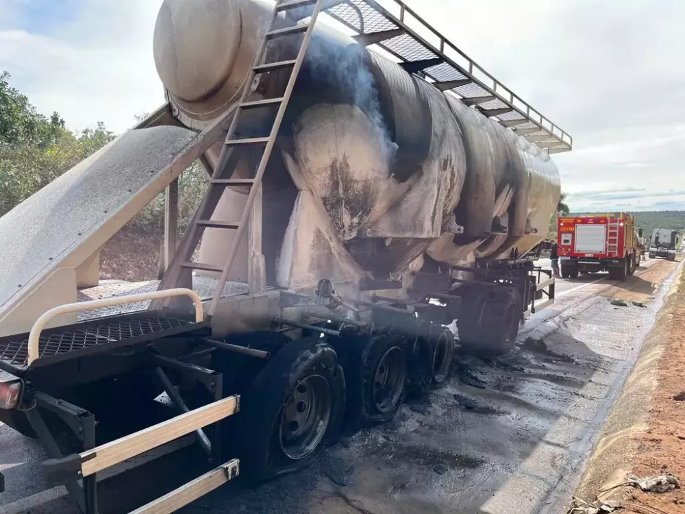 Carreta com carga de cimento pega fogo após roda travar na BR-163, em Coxim