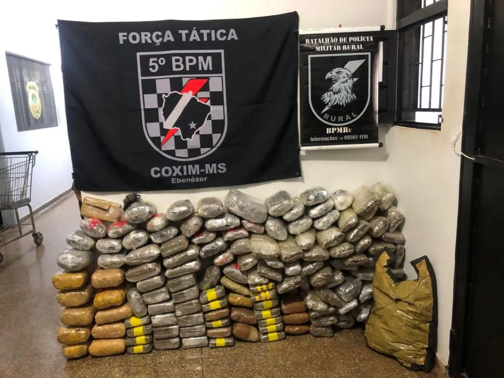 POLÍCIA MILITAR E PRF APREENDEM MAIS DE 100 KG DE MACONHA E PRENDEM DOIS AUTORES EM FLAGRANTE EM RIO VERDE