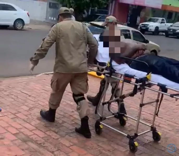 Homem é baleado enquanto almoçava em praça da Área de Lazer