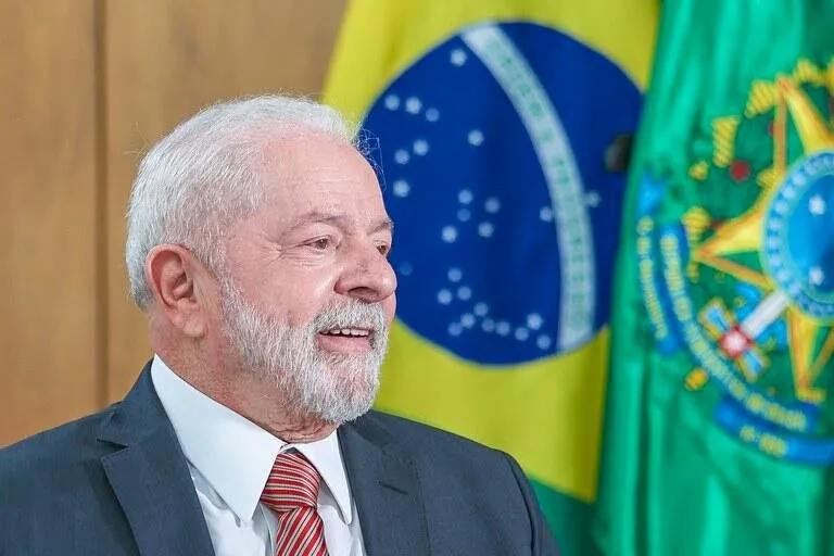 Lula sanciona lei que reajusta salários e reestrutura carreiras de servidores federais