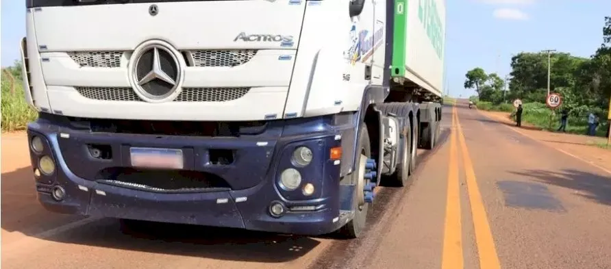 Mulher tem vísceras expostas após ser atropelada e arrastada por 20 metros por carreta na MS-040 