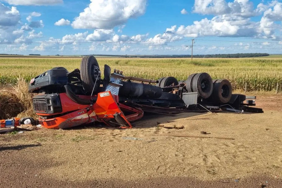Motorista morre em acidente entre caminhões na BR-163