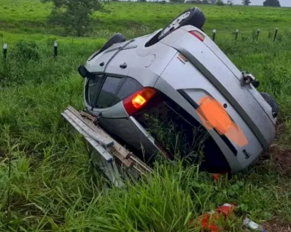 Carro com 5 ocupantes capota entre Jateí e Glória de Dourados na BR-376