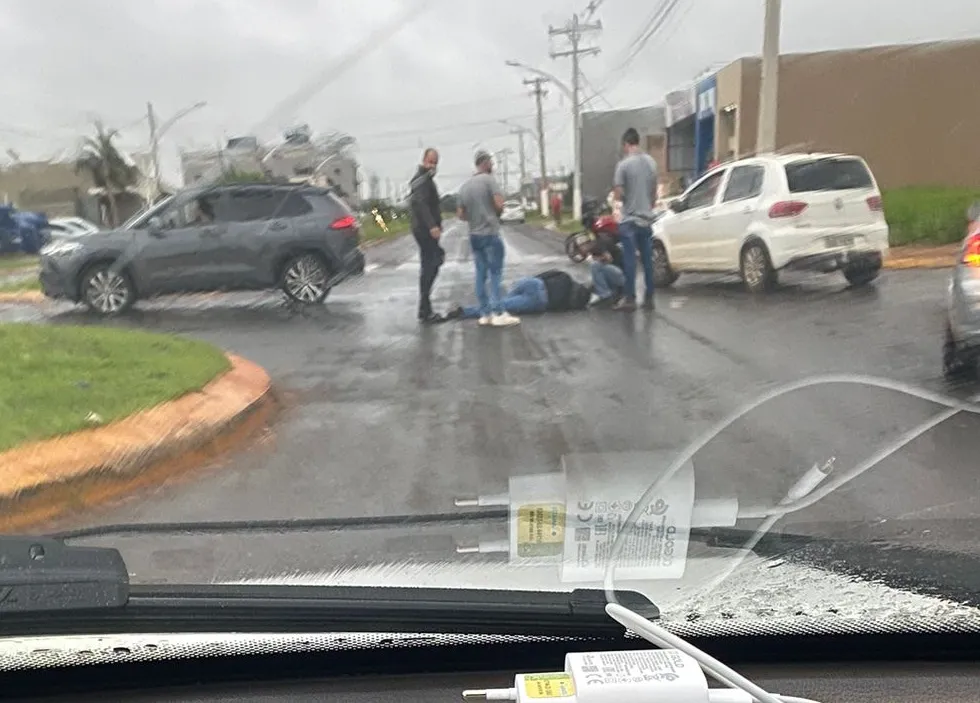 CORPO de Bombeiros socorre motociclista caída na rotatória da Mato Grosso do Sul com a Santa Catarina