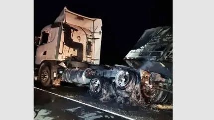 Carreta carregada com farelo de milho pega fogo na BR-163 entre São Gabriel do Oeste e Bandeirantes