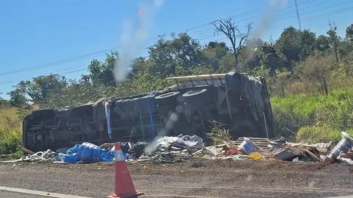Carreta com cabos elétricos tomba na BR-163 entre São Gabriel do Oeste e Bandeirantes