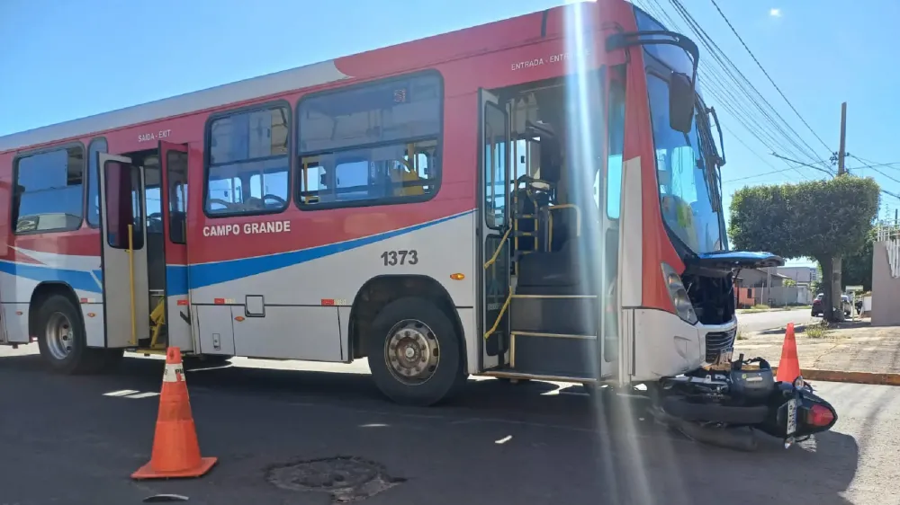 Motociclista é socorrido desacordado após furar preferencial e bater em ônibus no Tiradentes