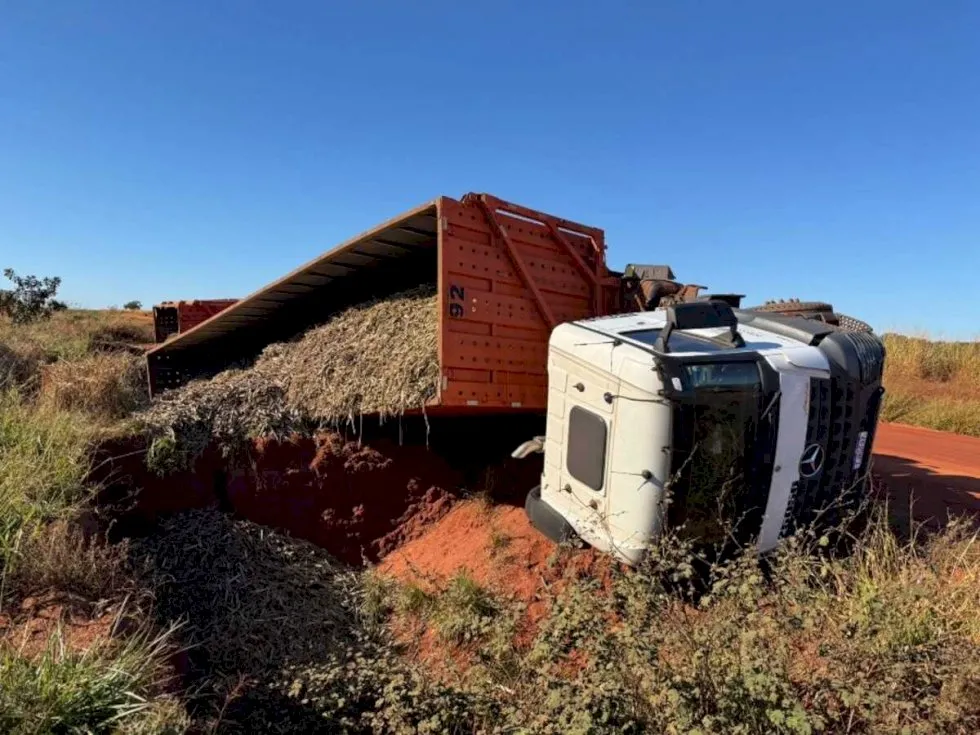 Duas carretas canavieiras tombam em menos de 24h na MS-473, em Nova Andradina