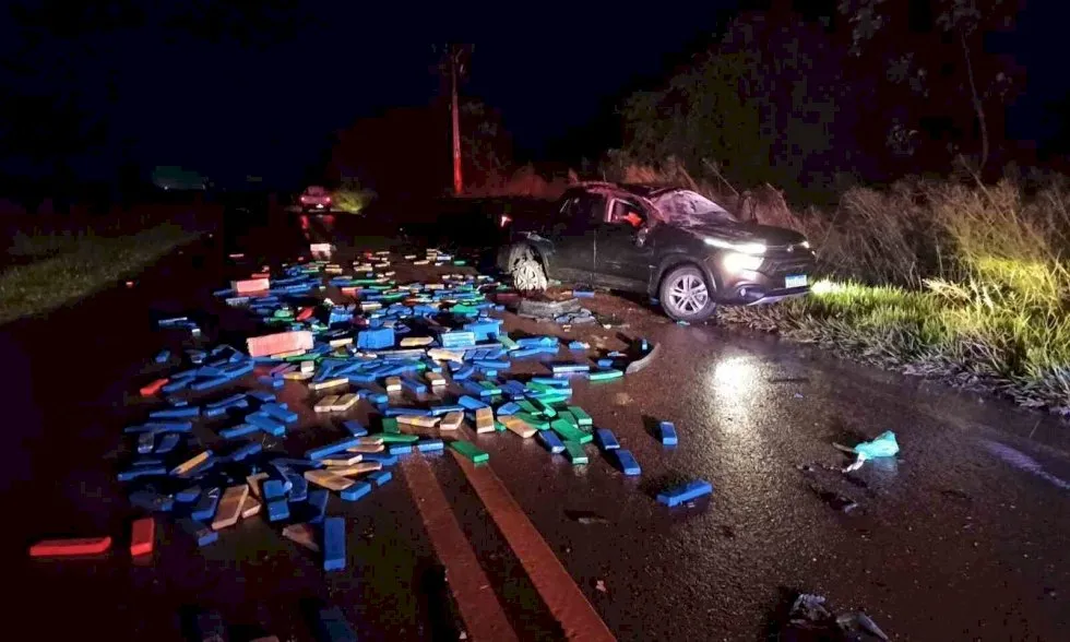 Traficante paraguaio tenta fugir da PRF na BR-163, capota carro e fica preso nas ferragens em Caarapó