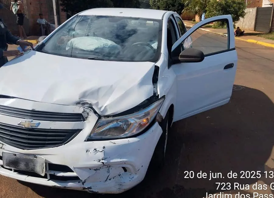 Motociclista fica ferido após colisão com carro na Rua das Garças, em São Gabriel do Oeste