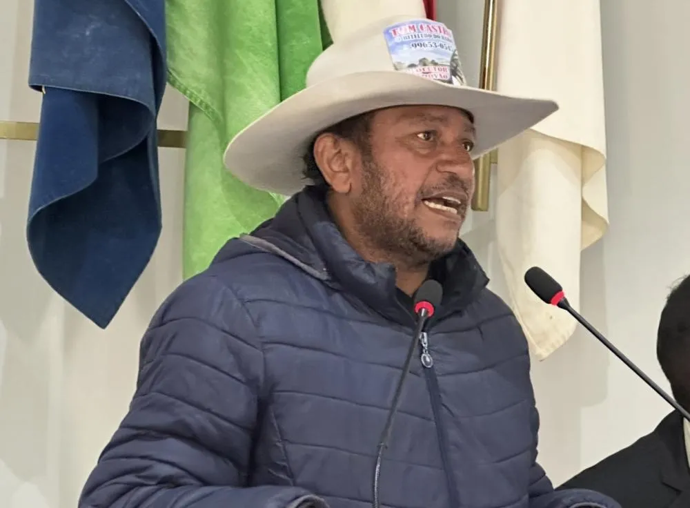 Vereador Tom Castro anuncia o lançamento do projeto “Coração Pantaneiro – Saúde no Campo” durante sessão ordinária da Câmara