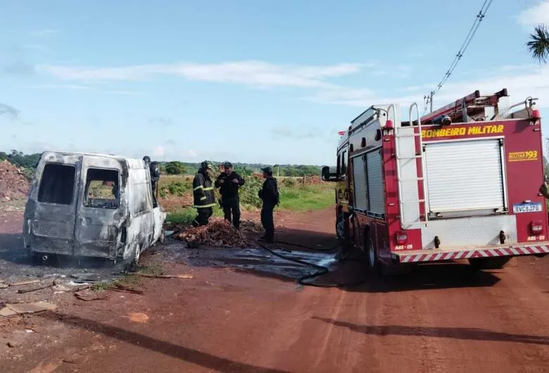 Veículos são incendiados em estrada de Dourados; polícia investiga motivação