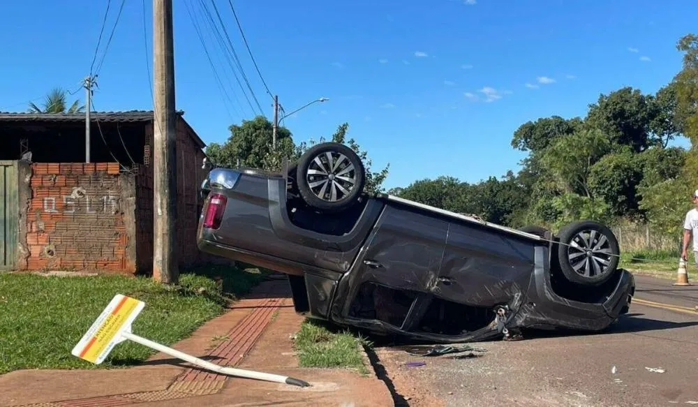 Caminhonete capota no Jardim Veraneio após colisão com carro
