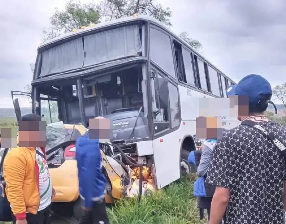 Homem morre após carro bater de frente com ônibus na MS-295 