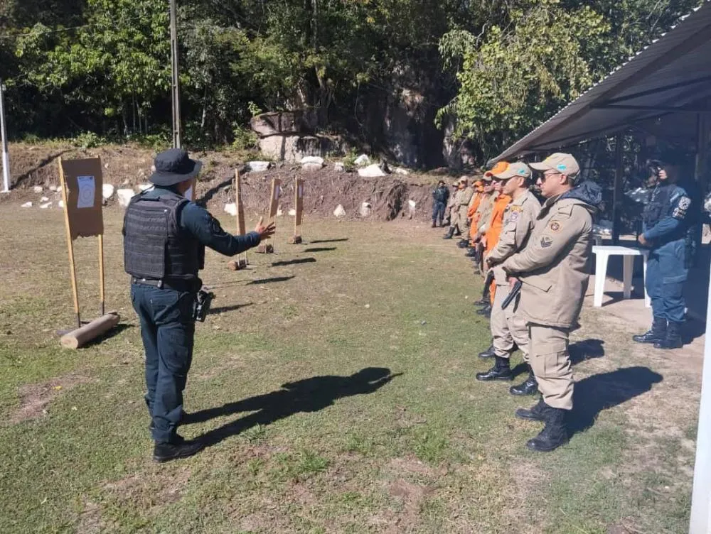 Bombeiros de Coxim recebem treinamento de tiro com orientação da Polícia Militar