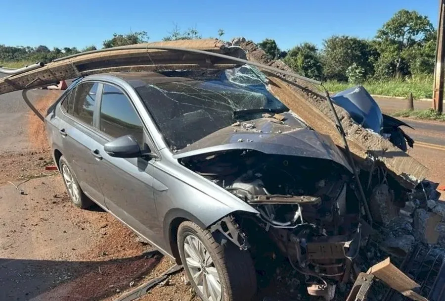Condutor perde o controle do carro e atinge poste da base da PRF em Nova Alvorada do Sul