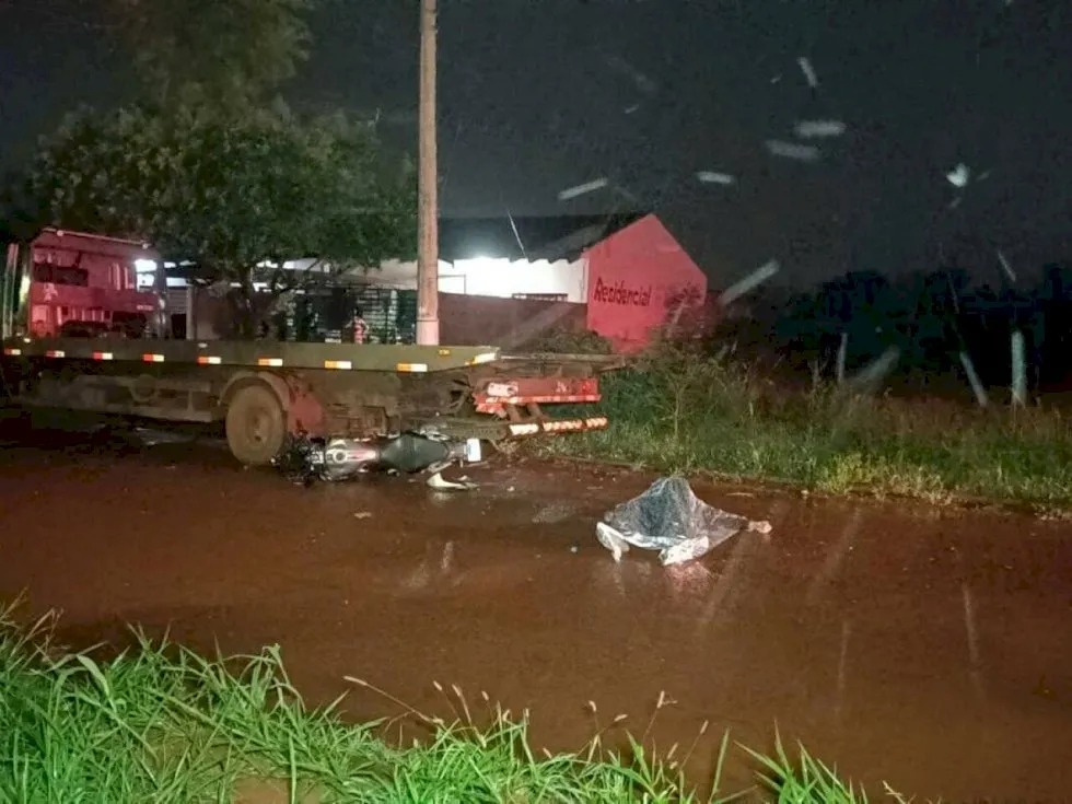 Servente de pedreiro morre ao bater moto na traseira de caminhão  em Dourados