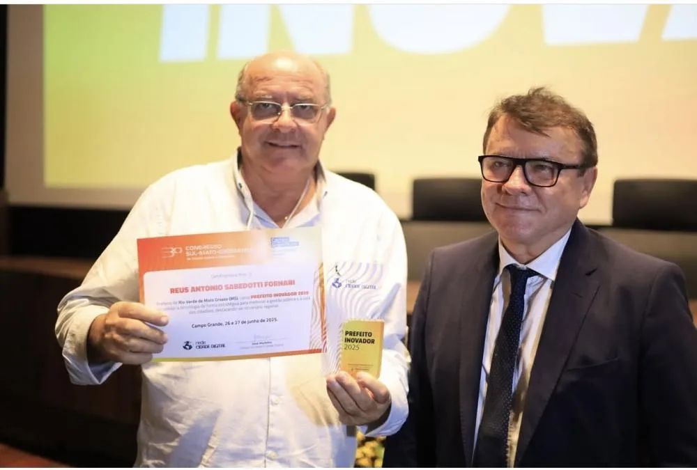 Prefeito Réus Fornari recebe título de “Prefeito Inovador 2025” por programa de regularização fundiária online