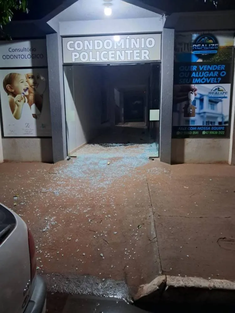 Motociclista invade edifício Policenter após colidir contra porta de vidro em São Gabriel do Oeste