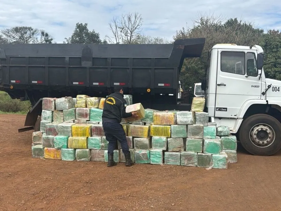 Quase 6t de maconha são apreendidas em meio a carga de pedra brita no Vival dos Ipês, em Dourados