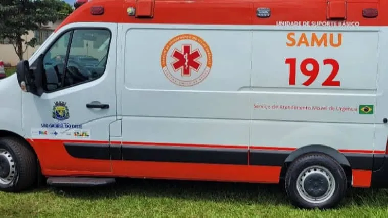 Ciclista é atendida pelo SAMU após colisão com veículo em cruzamento no Jardim dos Pássaros