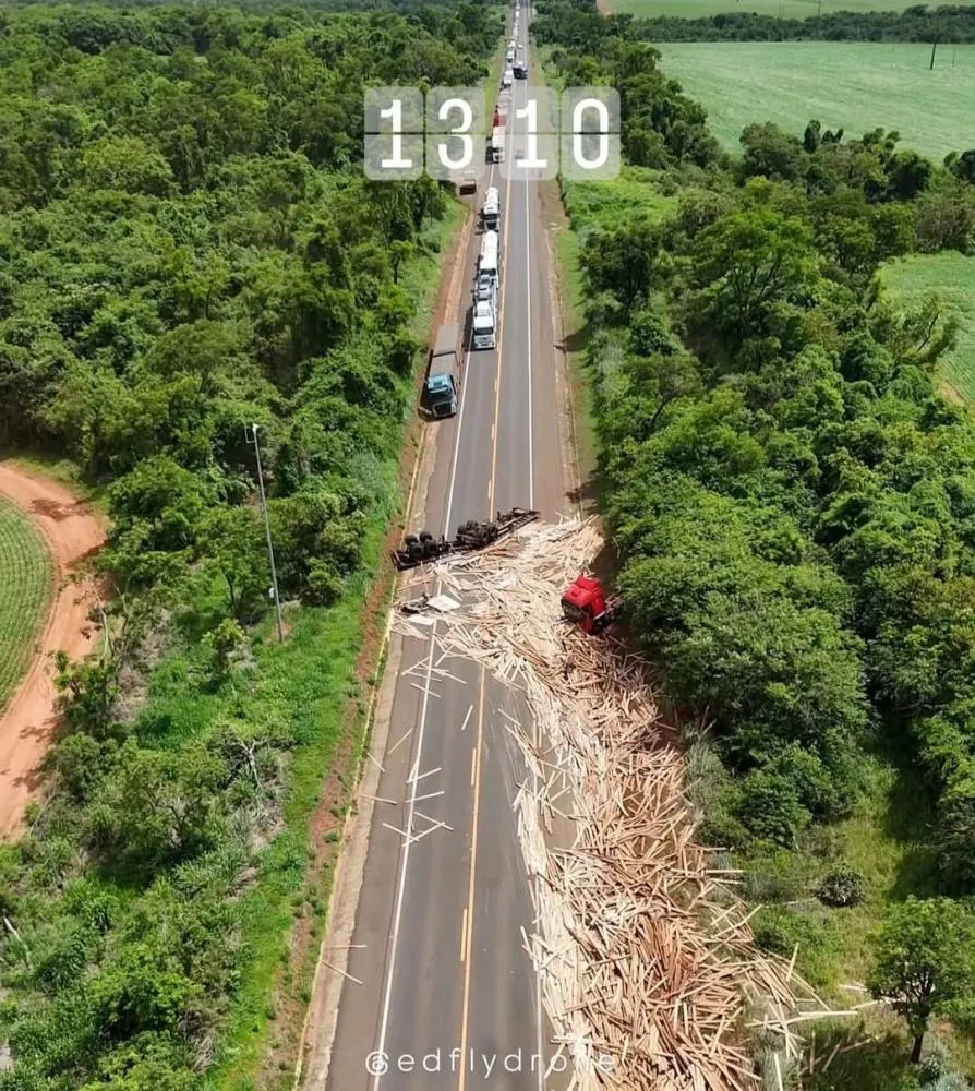 Carreta tomba e interdita pistas da BR-163 em Bandeirantes