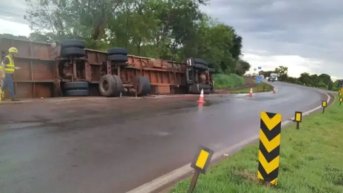 Carreta tomba e espalha serragem as margens da BR-163