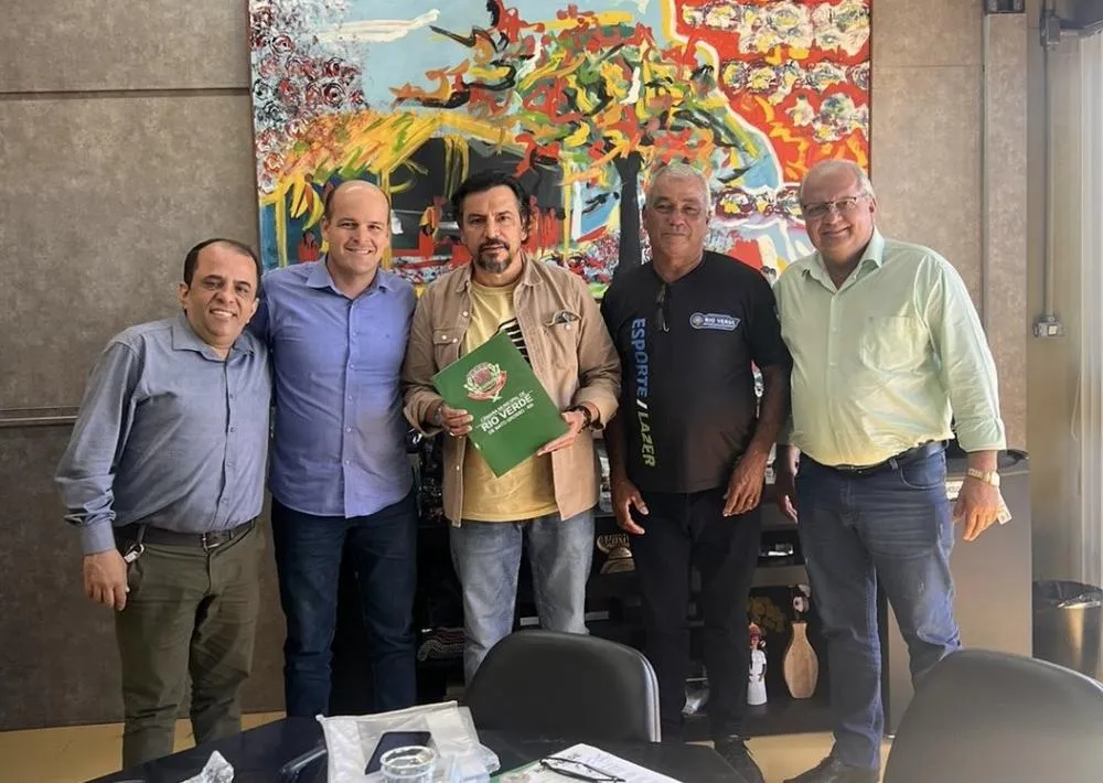 Vereadores e presidente do Clube Dois Irmãos solicitam recursos para construção de quadra esportiva em reunião com secretário estadual