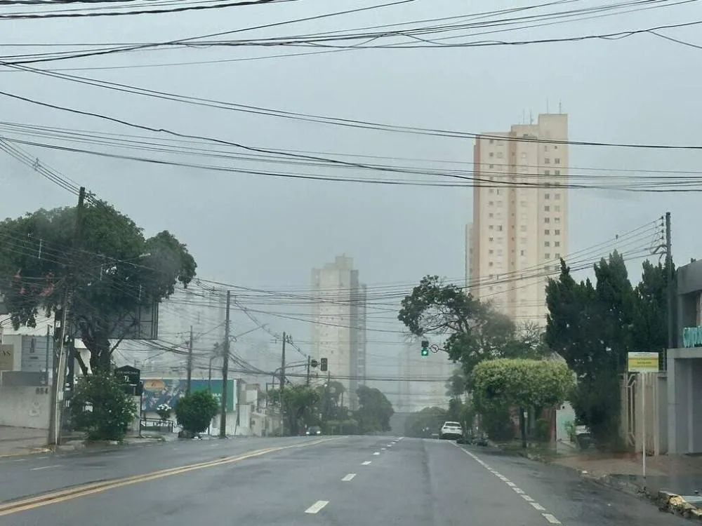 Domingo começa com chuva e temperatura chega aos 34 °C em MS