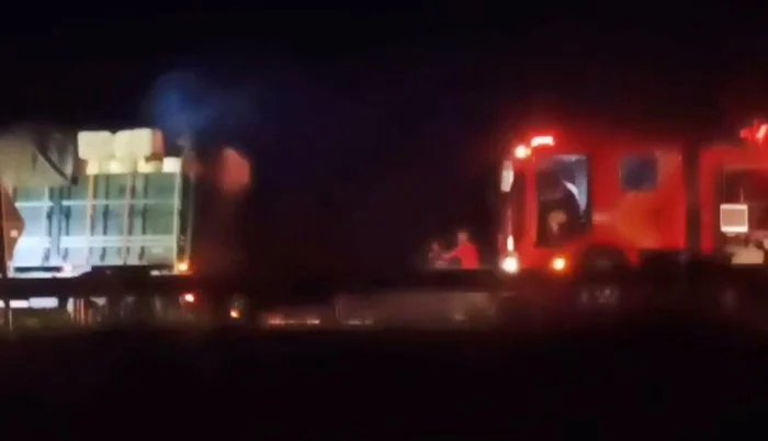 Bombeiros combatem fogo em carreta com carga de algodão na BR-163 em São Gabriel do Oeste