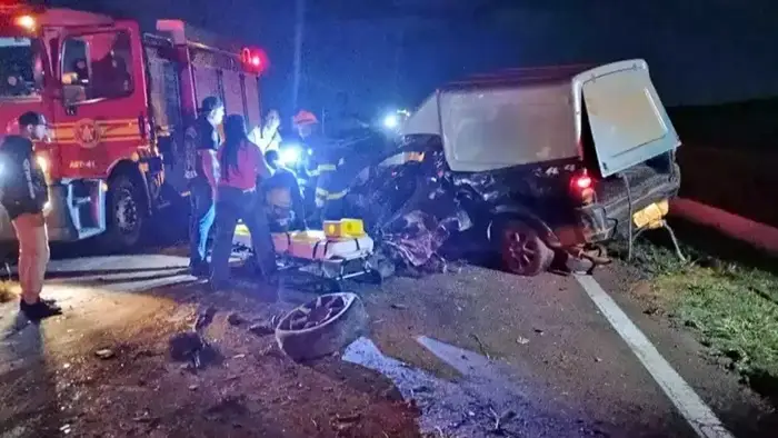 Seis pessoas ficam feridas em batida entre carro e carreta; três crianças estão entre as vítimas