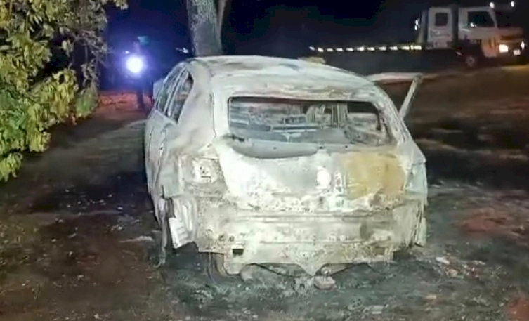 AGORA: homem morre após bater Gol em árvore em Dourados