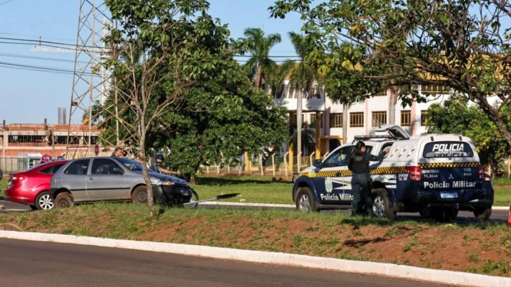 Motorista sofre mal súbito, sobe em canteiro de avenida e derruba placa em Campo Grande