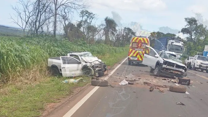 Acidente entre duas picapes é registrado na BR-163, em Bandeirantes