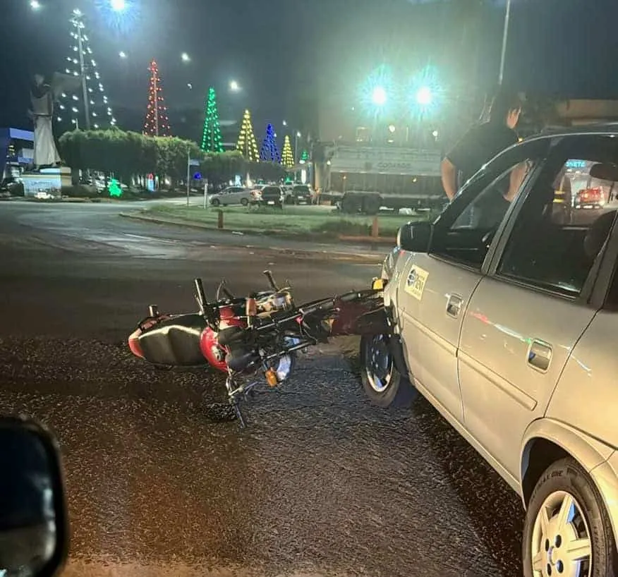 Motociclista fica ferido em colisão na rotatória de entrada de São Gabriel do Oeste