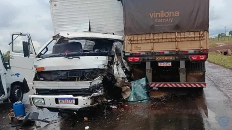 Colisão entre caminhão baú e carreta deixa uma pessoa ferida na MS-306